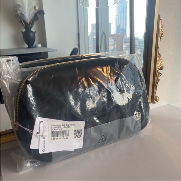 NWT Black Velour Gold Hardware Lululemon Everywhere Belt Bag - Picture 3 of 5